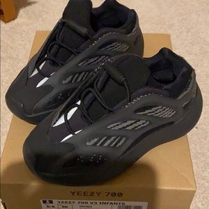 yeezy 700 v3 sneaker